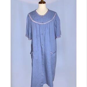 Vintage Smart Time Blue Embroidered Snap Down With Pockets House Coat 1-2X